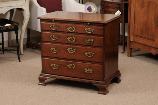 George III Bachelor's Chest in Mahogany with Brushing Slide, 4 Graduating Drawers, & Ogee Feet, England - Image 15