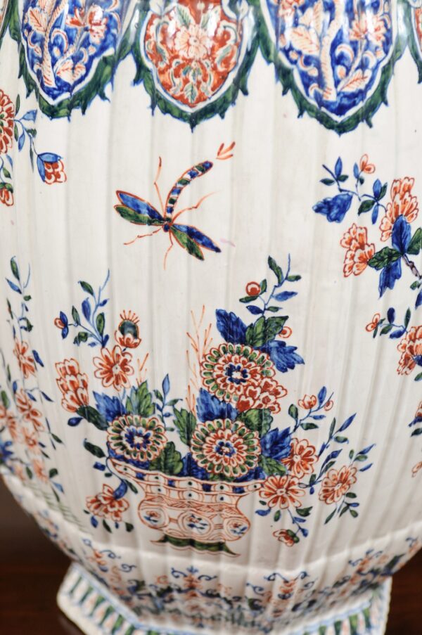 19th Century Ribbed Polychrome Delft Urn with Lid featuring Lion Finial - Image 13