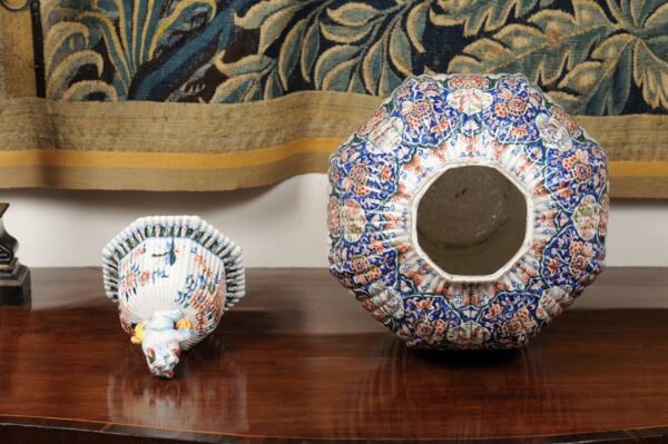 19th Century Ribbed Polychrome Delft Urn with Lid featuring Lion Finial - Image 17