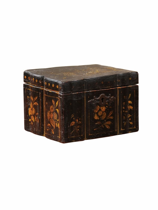 English 19th Century Black Lacquered Box with Gilt Chinoiserie Decoration