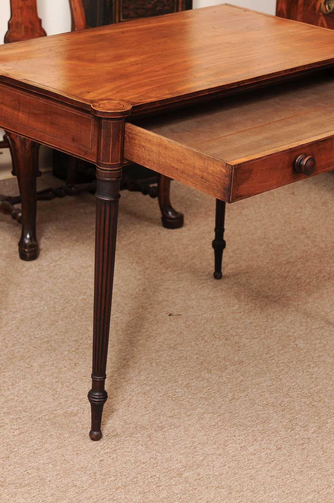 English Early 19th Century George III Satinwood Small Writing Table with Rounded Corners, Ebonized/Boxwood Inlay - Image 4