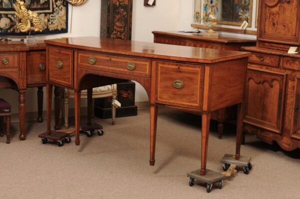 English Early 19th Century George III Bowfront Sideboard in Mahogany and Satinwood Crossbanding - Image 16