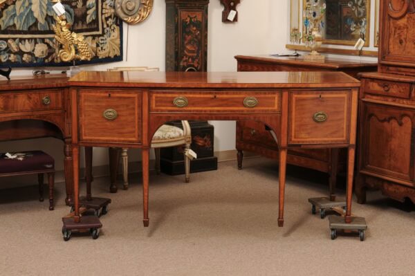 English Early 19th Century George III Bowfront Sideboard in Mahogany and Satinwood Crossbanding - Image 17