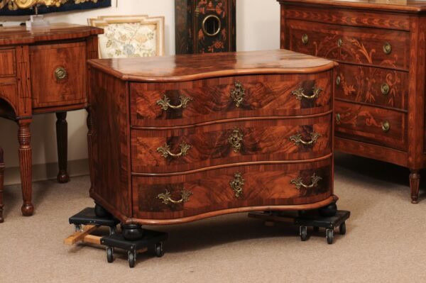18th Century German Serpentine Burled Walnut Commode with 3 Drawers - Image 3