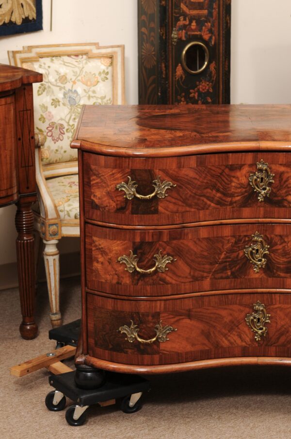 18th Century German Serpentine Burled Walnut Commode with 3 Drawers - Image 15