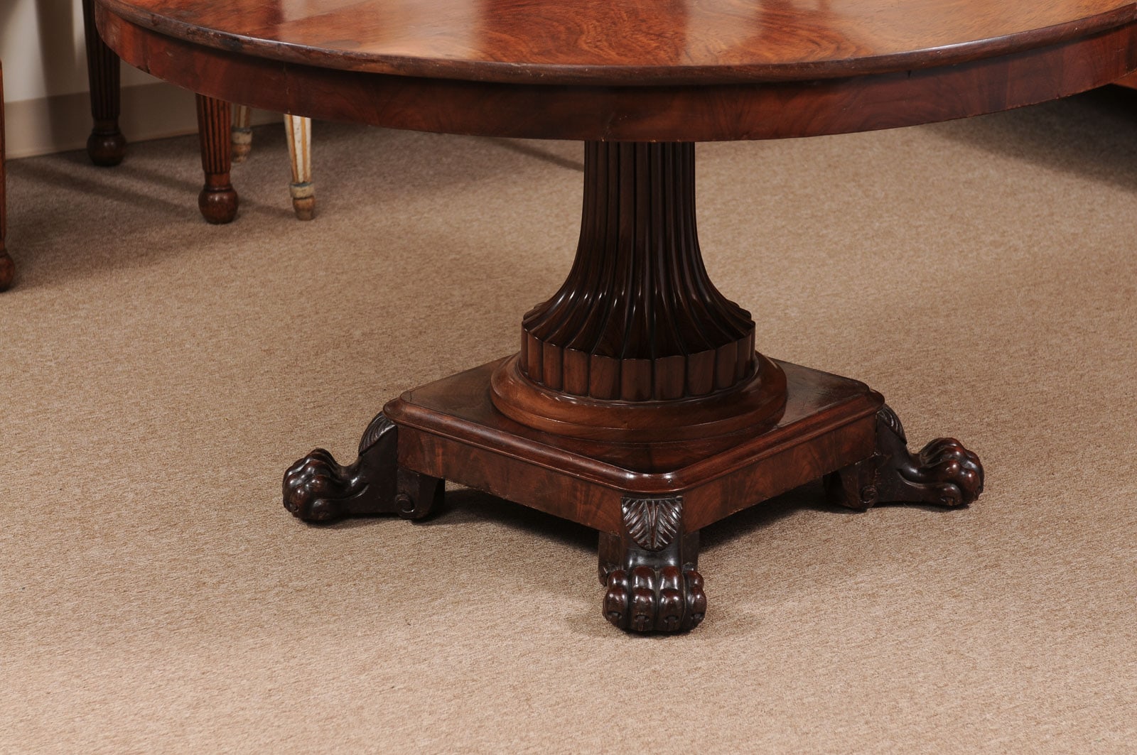 English 19th Century Figured Mahogany Center Table with Reeded Pedestal Base and Paw Feet - Image 4