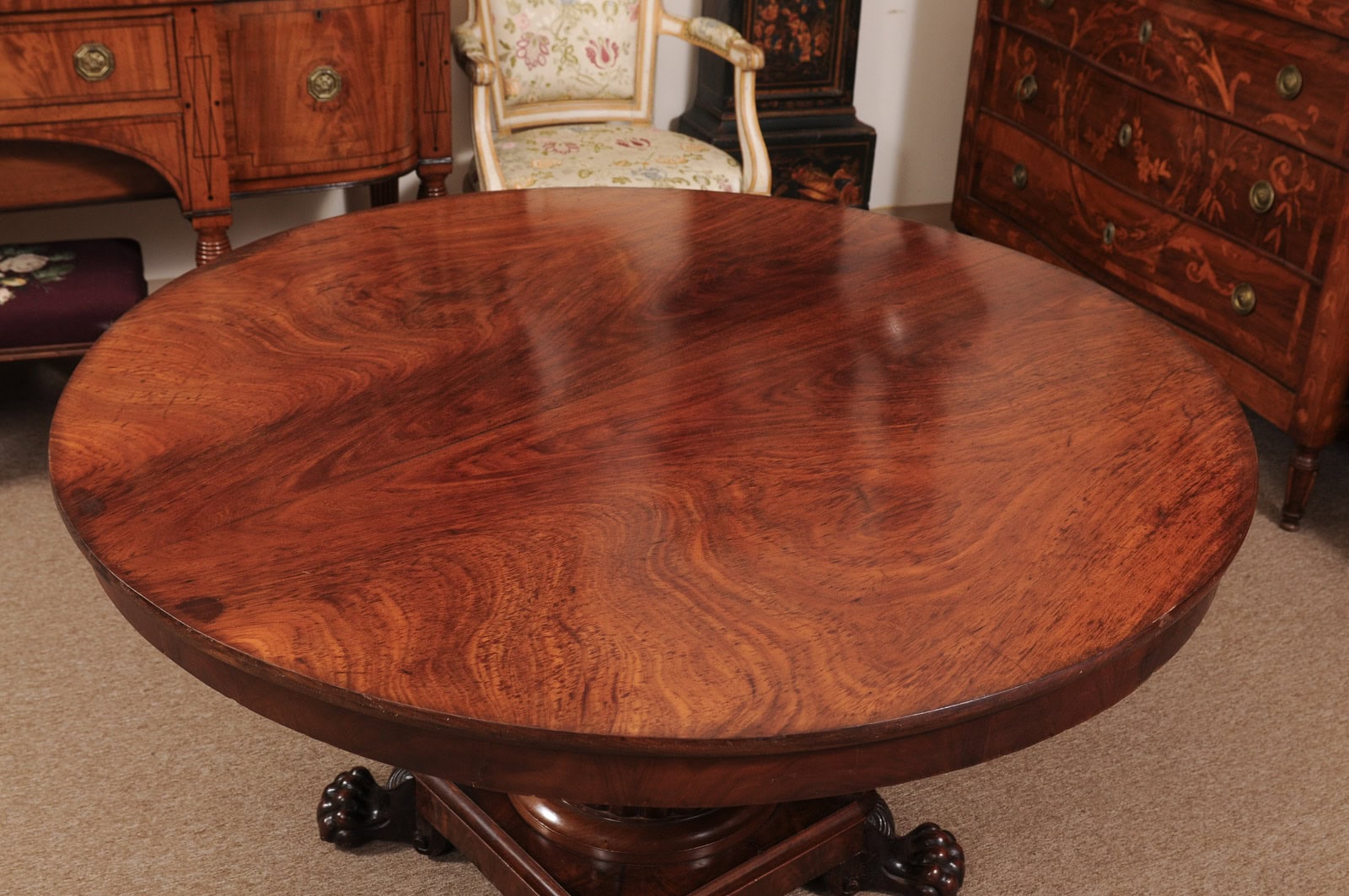 English 19th Century Figured Mahogany Center Table with Reeded Pedestal Base and Paw Feet - Image 5