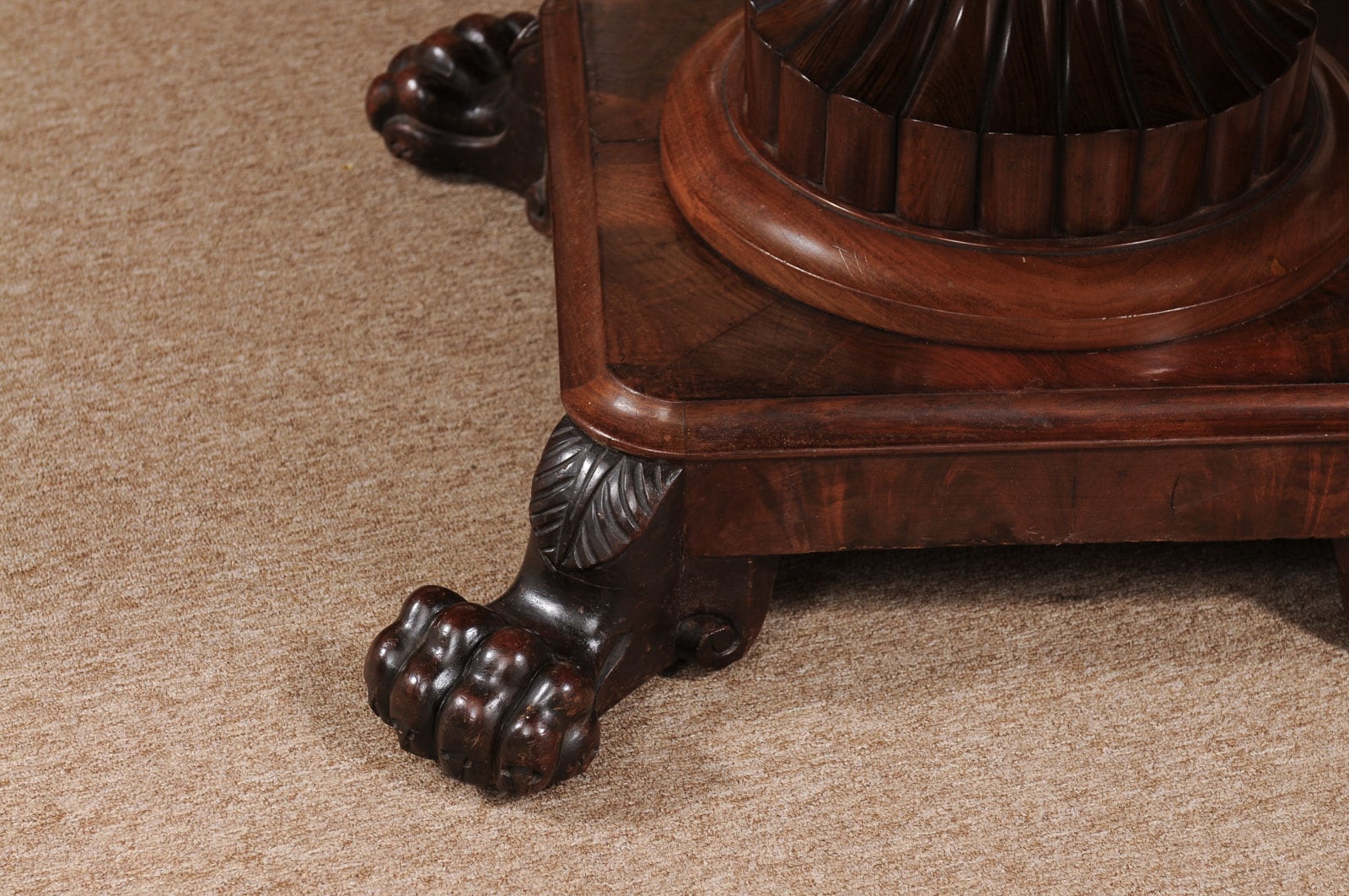 English 19th Century Figured Mahogany Center Table with Reeded Pedestal Base and Paw Feet - Image 7