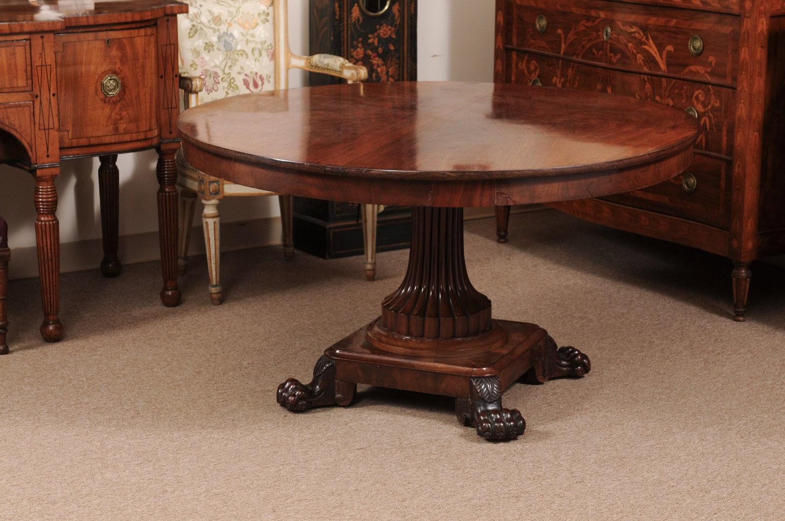 English 19th Century Figured Mahogany Center Table with Reeded Pedestal Base and Paw Feet - Image 9