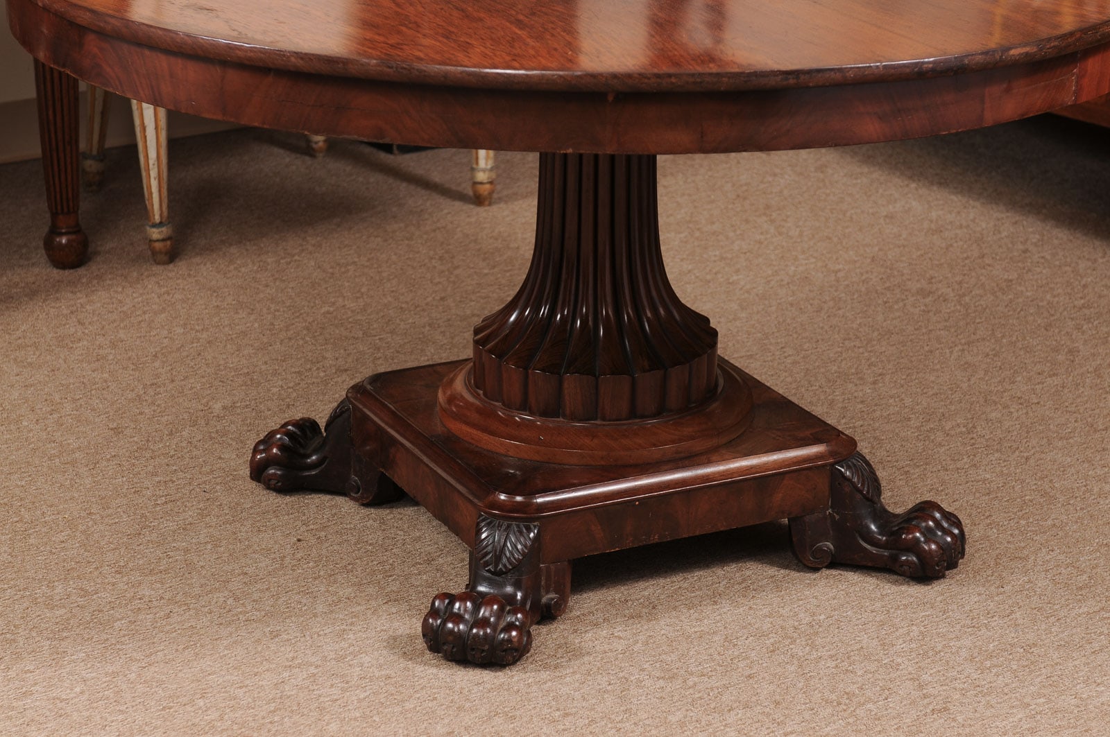 English 19th Century Figured Mahogany Center Table with Reeded Pedestal Base and Paw Feet - Image 11