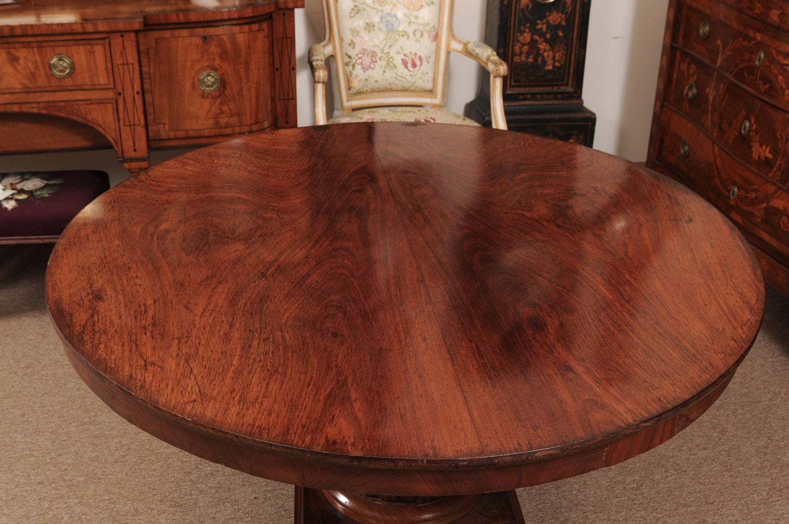 English 19th Century Figured Mahogany Center Table with Reeded Pedestal Base and Paw Feet - Image 12