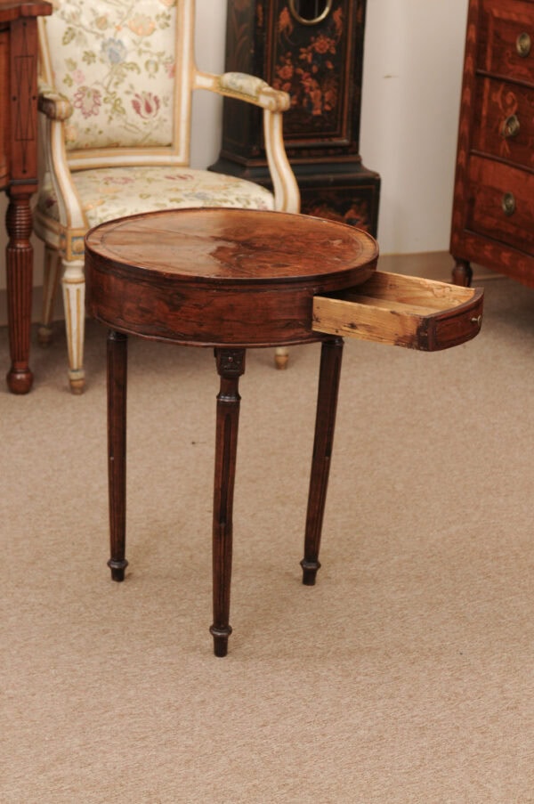 Late 18th Century Italian Walnut Gueridon Table with crossbanding, 1 Drawer and Fluted  Legs - Image 4