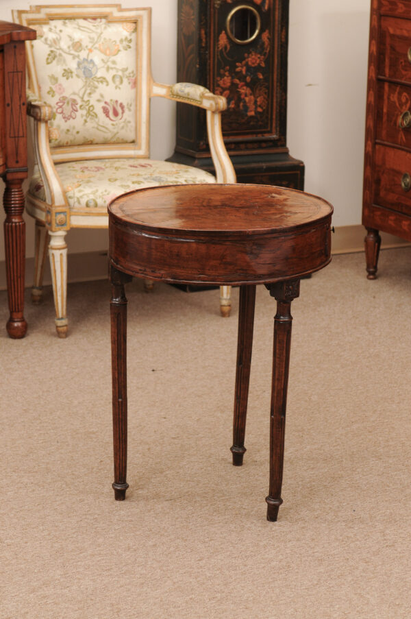 Late 18th Century Italian Walnut Gueridon Table with crossbanding, 1 Drawer and Fluted  Legs - Image 7