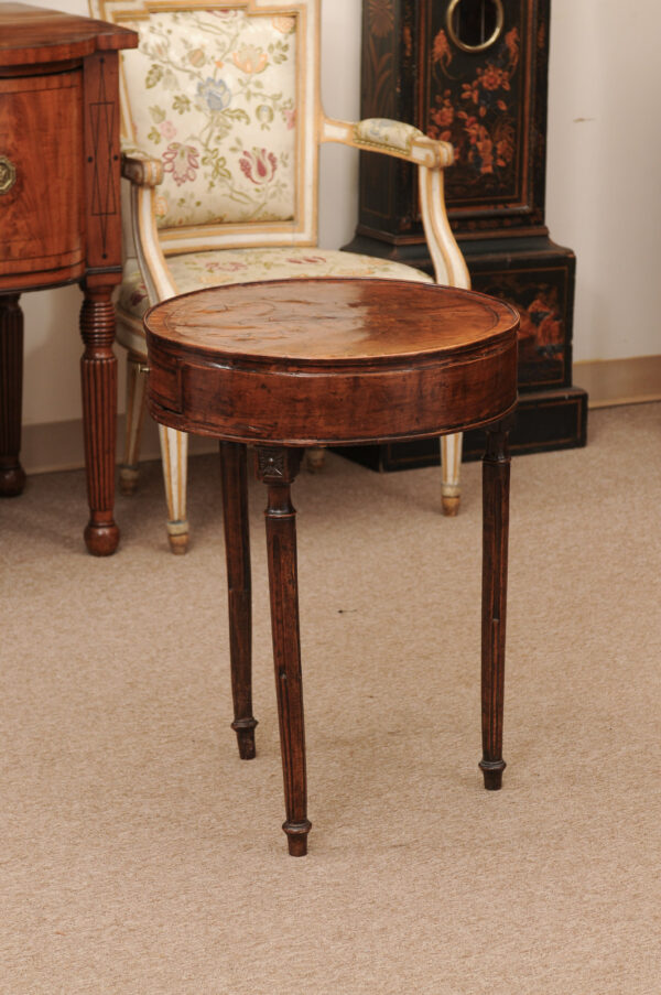 Late 18th Century Italian Walnut Gueridon Table with crossbanding, 1 Drawer and Fluted  Legs - Image 10