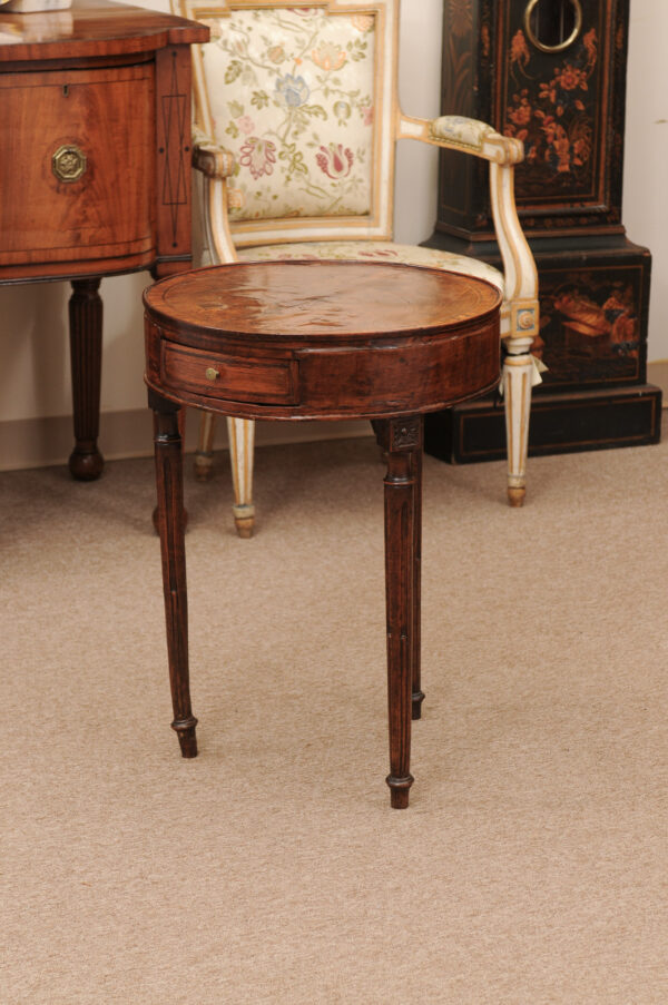 Late 18th Century Italian Walnut Gueridon Table with crossbanding, 1 Drawer and Fluted  Legs - Image 11