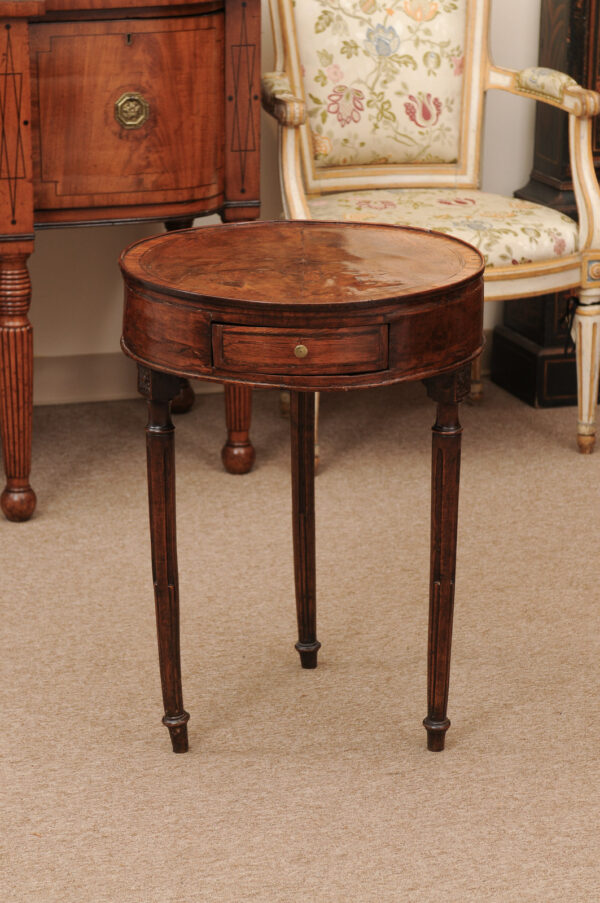 Late 18th Century Italian Walnut Gueridon Table with crossbanding, 1 Drawer and Fluted  Legs - Image 12