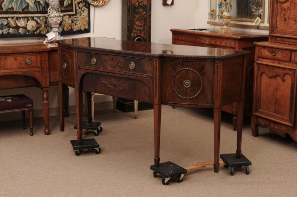 English Late 18th Century George III Mahogany Sideboard with Breakfront Form and Laurel Wreath Detail - Image 16