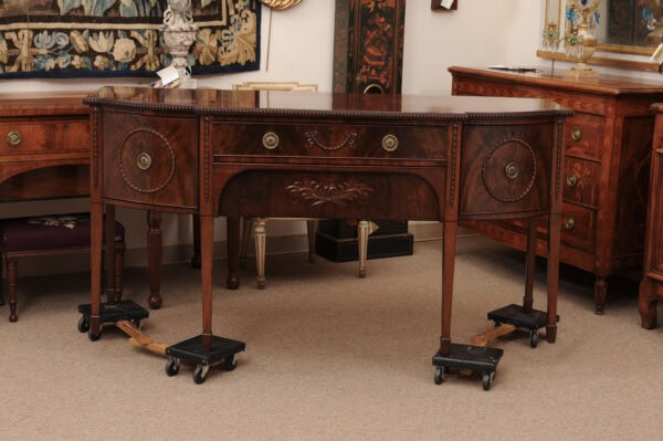 English Late 18th Century George III Mahogany Sideboard with Breakfront Form and Laurel Wreath Detail - Image 17