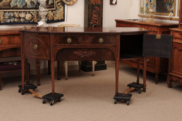 English Late 18th Century George III Mahogany Sideboard with Breakfront Form and Laurel Wreath Detail - Image 18