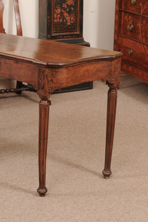 Italian Neoclassical Walnut Console Table with Shaped Sides, Carved Wreath on Frieze and Fluted Legs, Late 18th Century - Image 14