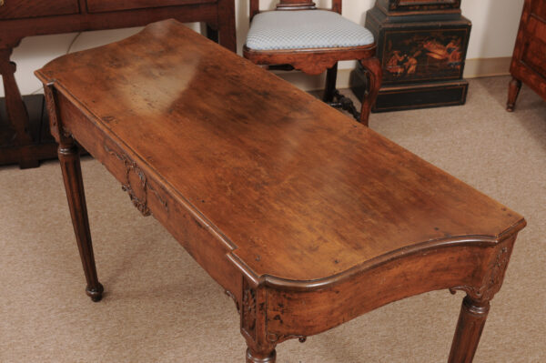 Italian Neoclassical Walnut Console Table with Shaped Sides, Carved Wreath on Frieze and Fluted Legs, Late 18th Century - Image 15