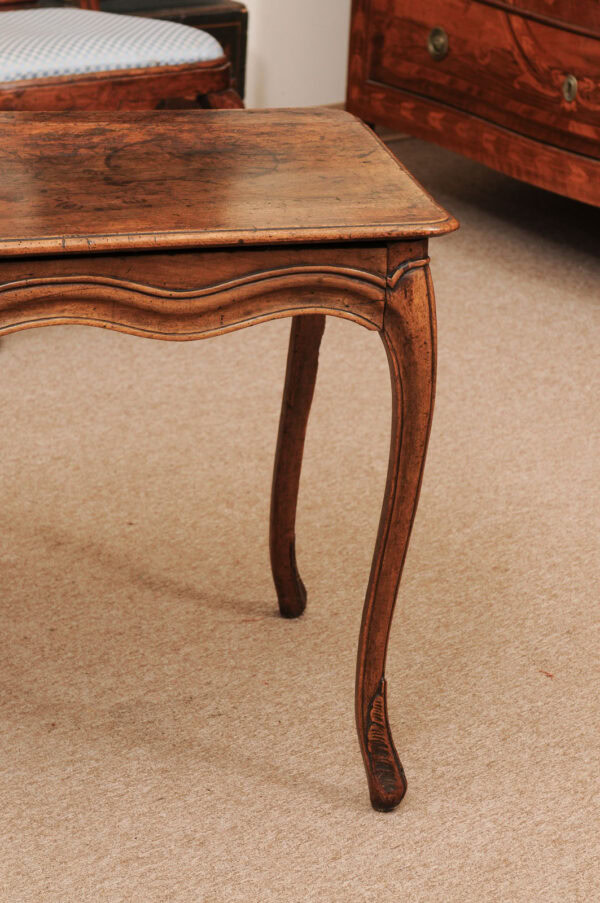 18th Century French Louis XV Walnut Table with Serpentine Apron - Image 17