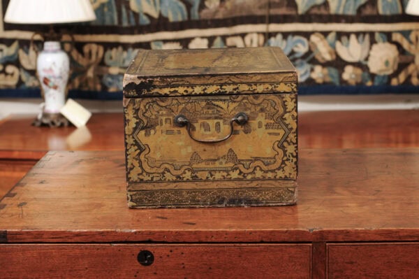 19th Century Chinese Export Lacquered Box with Chinoiserie Gilt Decoration, ca. 1880 - Image 14