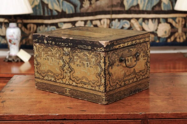 19th Century Chinese Export Lacquered Box with Chinoiserie Gilt Decoration, ca. 1880 - Image 15