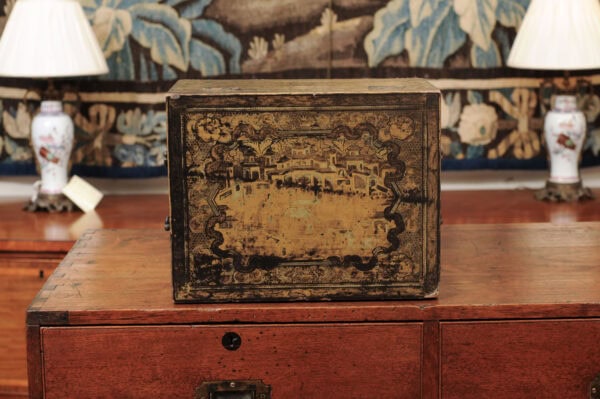 19th Century Chinese Export Lacquered Box with Chinoiserie Gilt Decoration, ca. 1880 - Image 17
