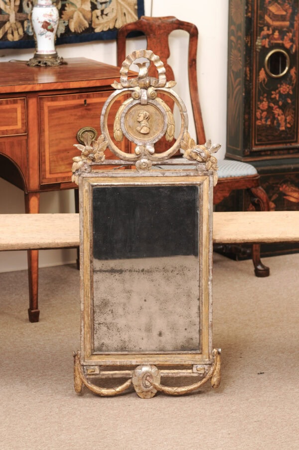 18th Century Italian Neoclassical Giltwood Mirror with Cameo Crest & Original Hand Beveled Mirror Plate - Image 3