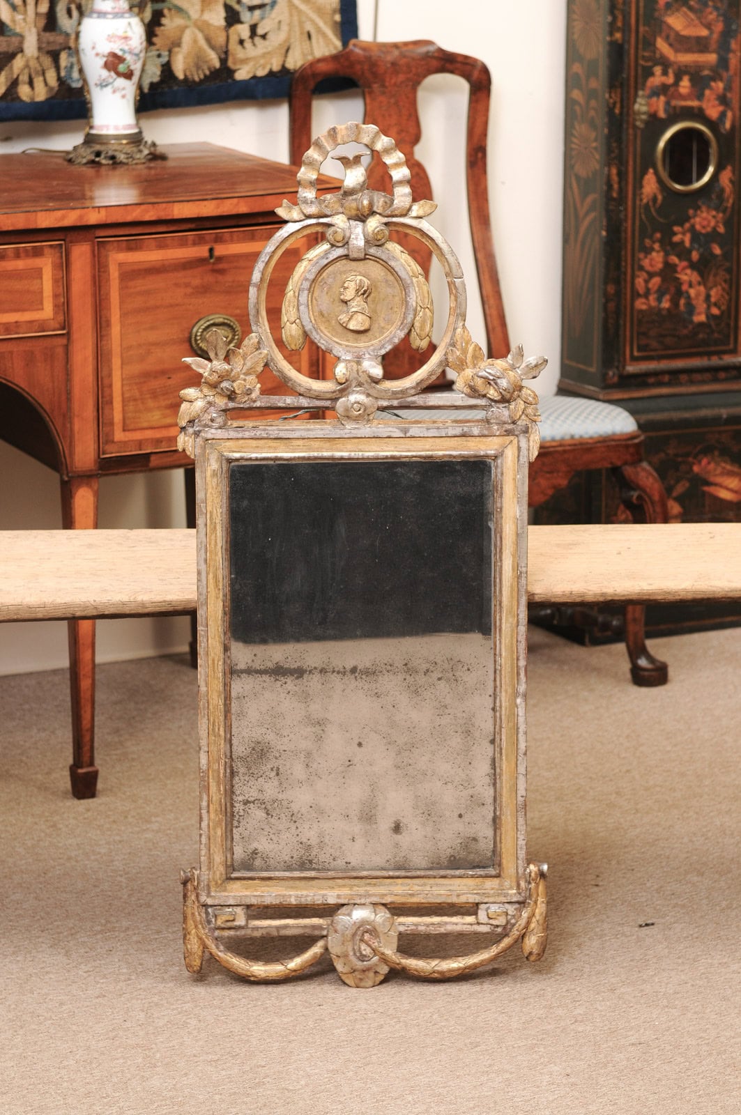 18th Century Italian Neoclassical Giltwood Mirror with Cameo Crest & Original Hand Beveled Mirror Plate - Image 3