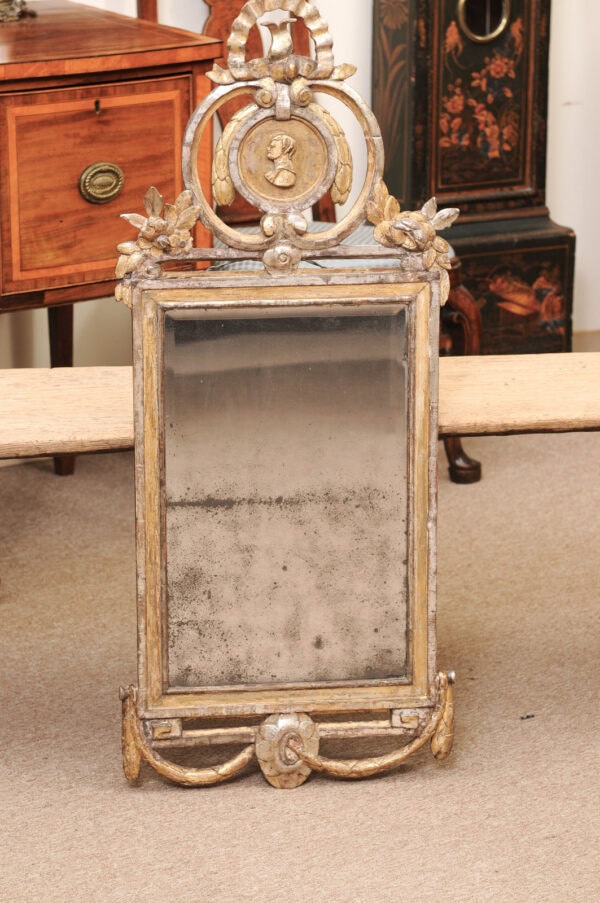 18th Century Italian Neoclassical Giltwood Mirror with Cameo Crest & Original Hand Beveled Mirror Plate - Image 4