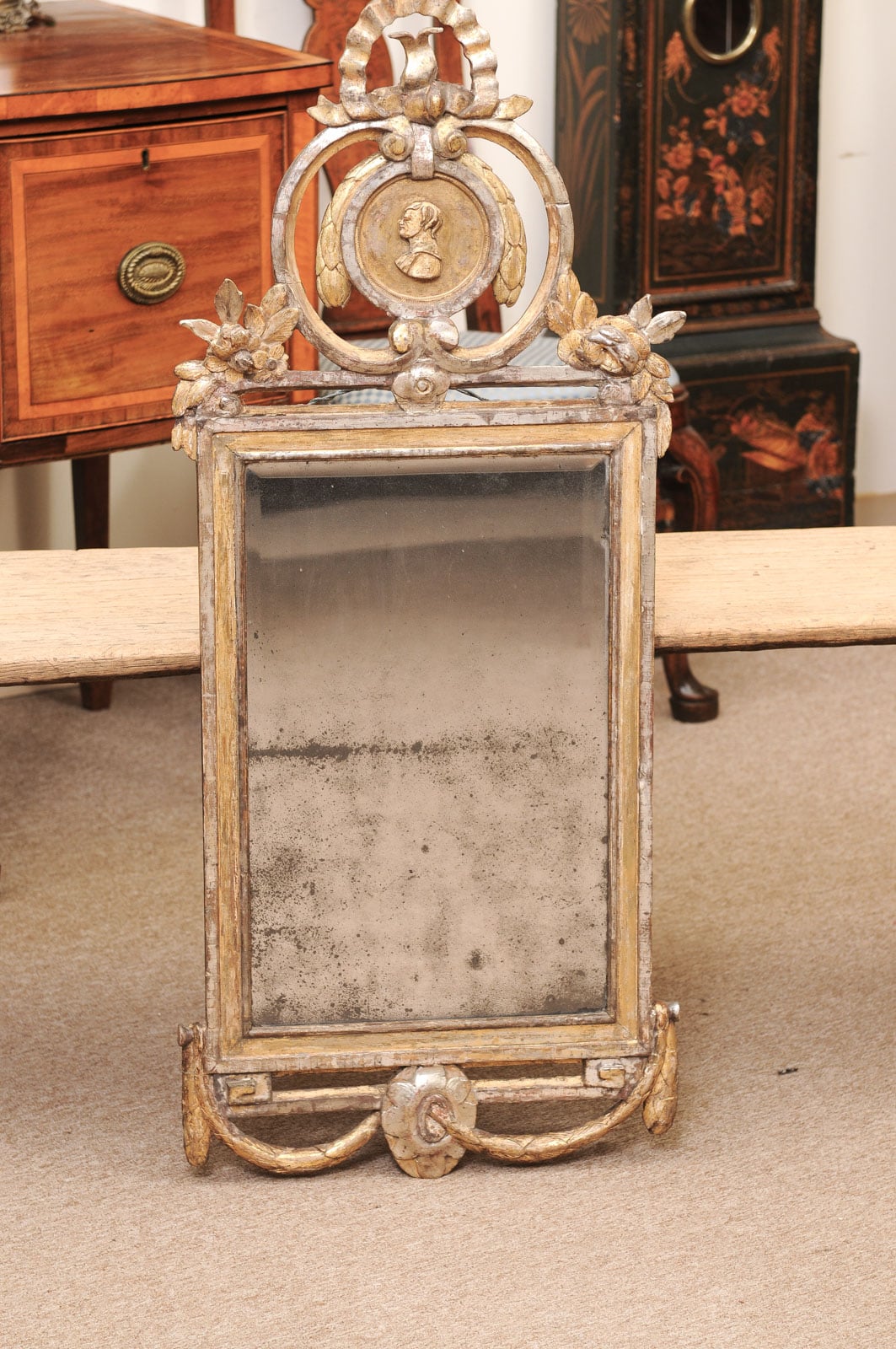 18th Century Italian Neoclassical Giltwood Mirror with Cameo Crest & Original Hand Beveled Mirror Plate - Image 4