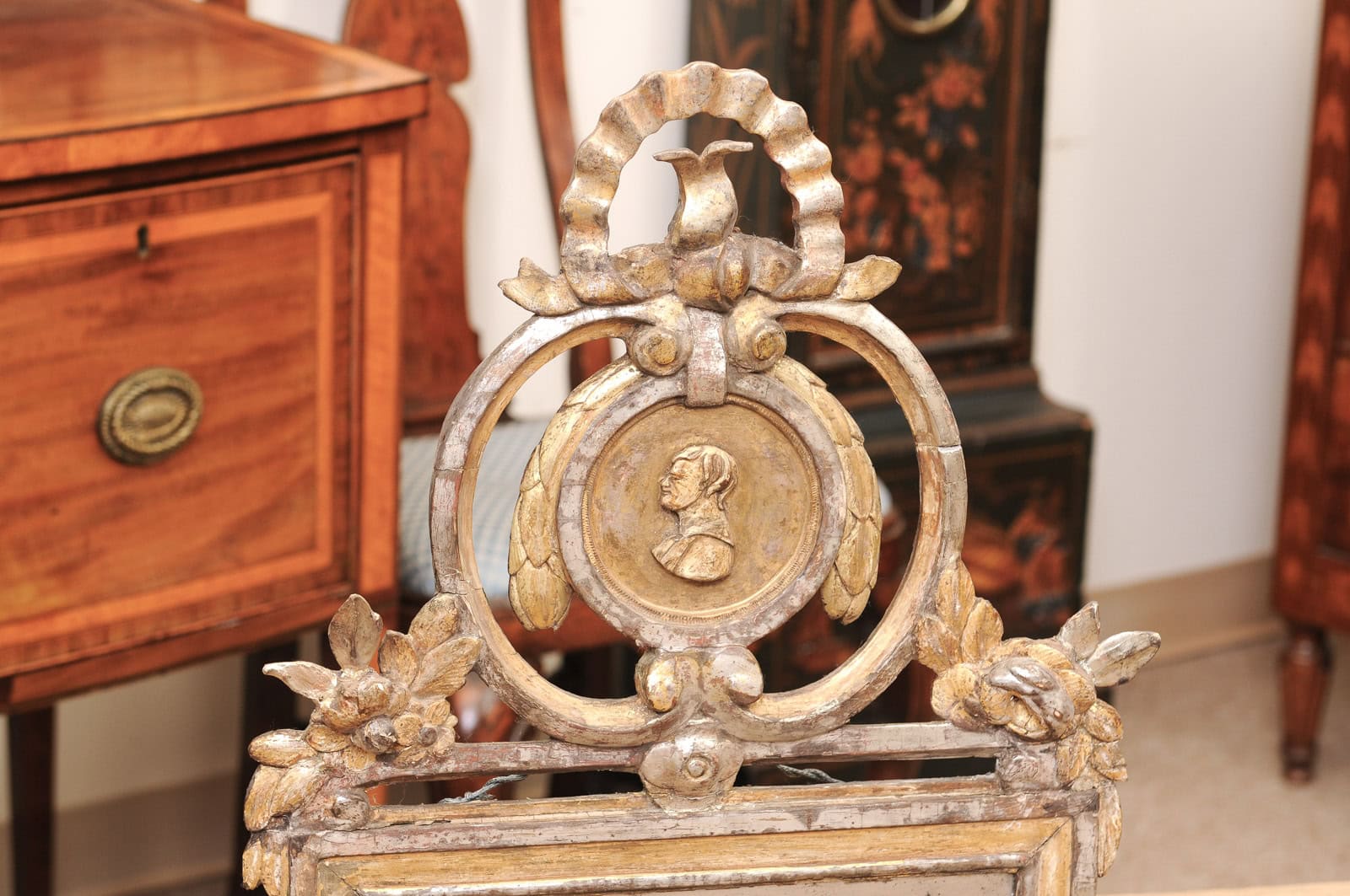 18th Century Italian Neoclassical Giltwood Mirror with Cameo Crest & Original Hand Beveled Mirror Plate - Image 6