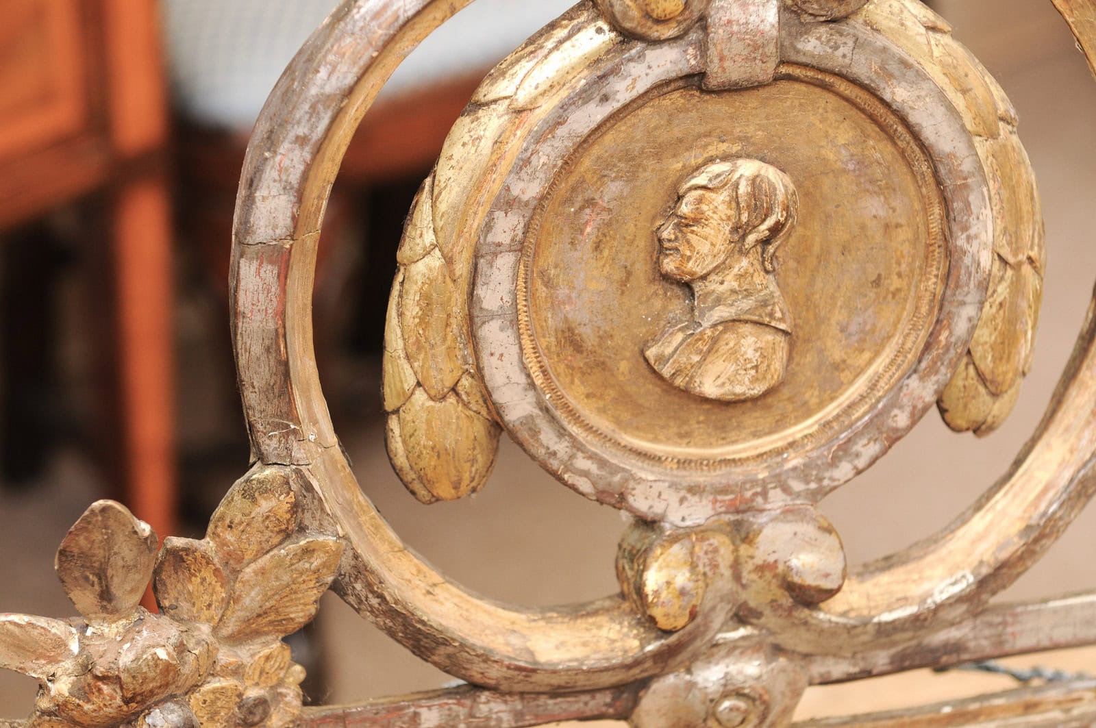 18th Century Italian Neoclassical Giltwood Mirror with Cameo Crest & Original Hand Beveled Mirror Plate - Image 9