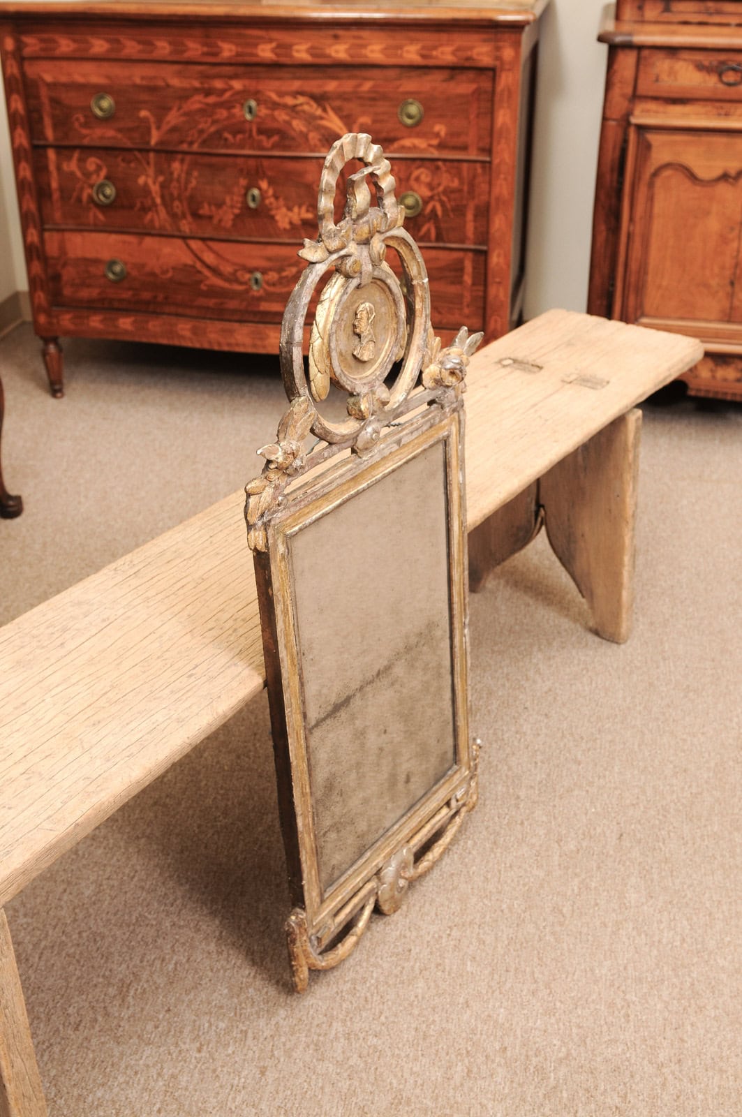 18th Century Italian Neoclassical Giltwood Mirror with Cameo Crest & Original Hand Beveled Mirror Plate - Image 10