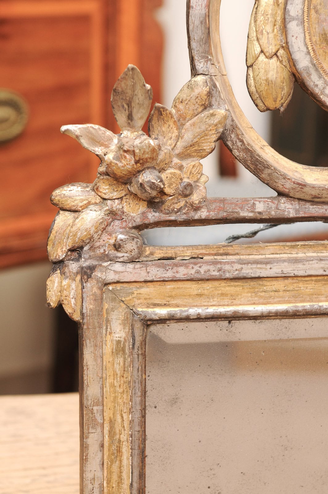 18th Century Italian Neoclassical Giltwood Mirror with Cameo Crest & Original Hand Beveled Mirror Plate - Image 12