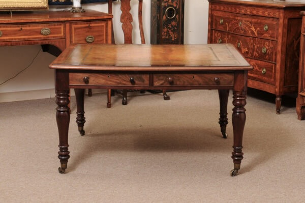 English 19th Century Mahogany Partner's Writing Table with 4 Drawers and Brown Leather Top Ending in Brass Castor Feet - Image 15