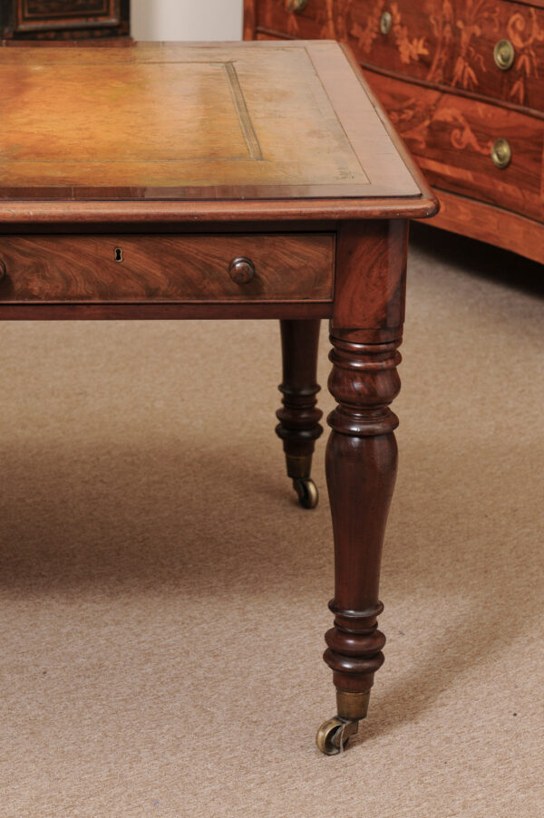 English 19th Century Mahogany Partner's Writing Table with 4 Drawers and Brown Leather Top Ending in Brass Castor Feet - Image 16