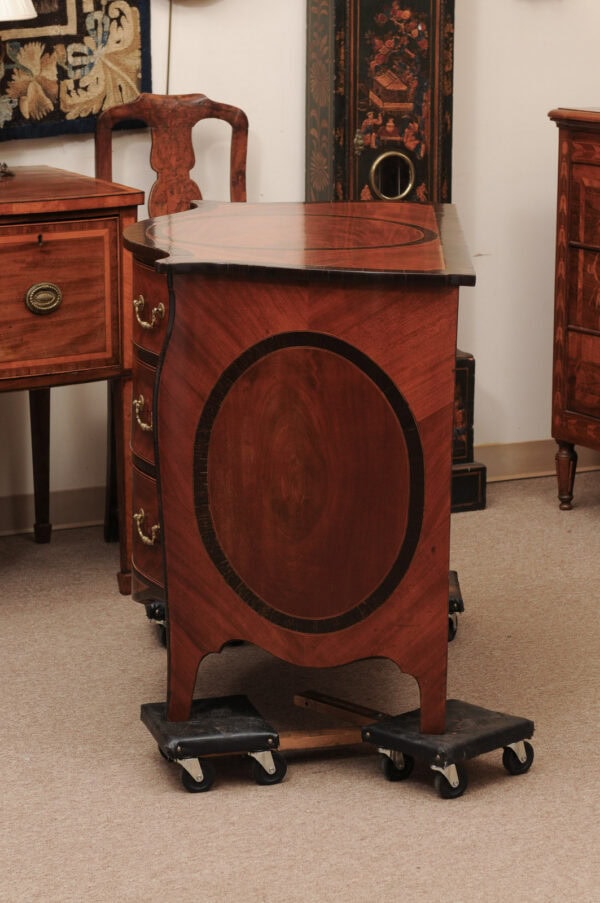 Fine George III Mahogany Chest in the Mannor of John Cobb with Serpentine Form, Rosewood Crossbanding and Spayed Feet, Hyde Park Collection - Image 13