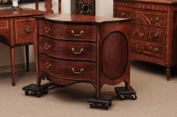 Fine George III Mahogany Chest in the Mannor of John Cobb with Serpentine Form, Rosewood Crossbanding and Spayed Feet, Hyde Park Collection - Image 14