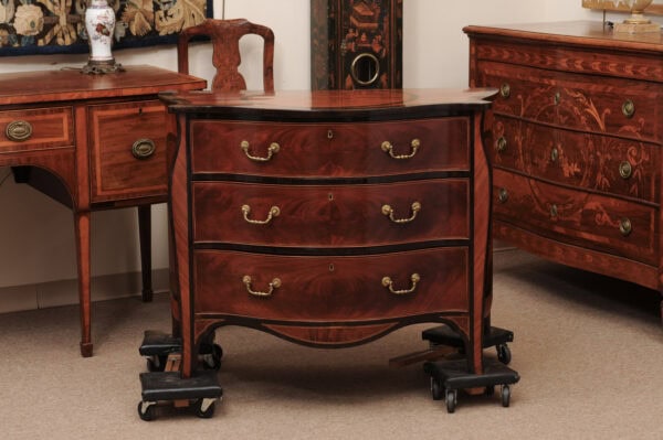 Fine George III Mahogany Chest in the Mannor of John Cobb with Serpentine Form, Rosewood Crossbanding and Spayed Feet, Hyde Park Collection - Image 15
