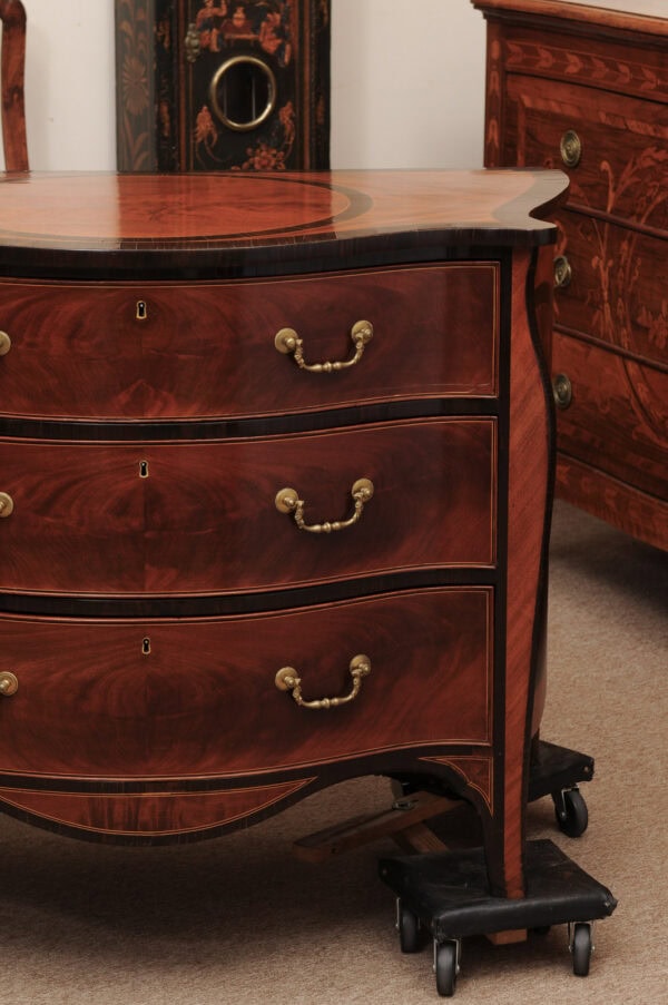 Fine George III Mahogany Chest in the Mannor of John Cobb with Serpentine Form, Rosewood Crossbanding and Spayed Feet, Hyde Park Collection - Image 16