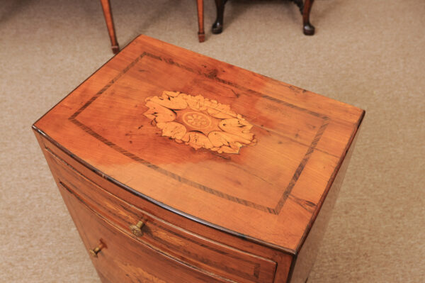 Late 18th Century Italian Venetian Walnut Commodino with Inlay & Bow front - Image 14