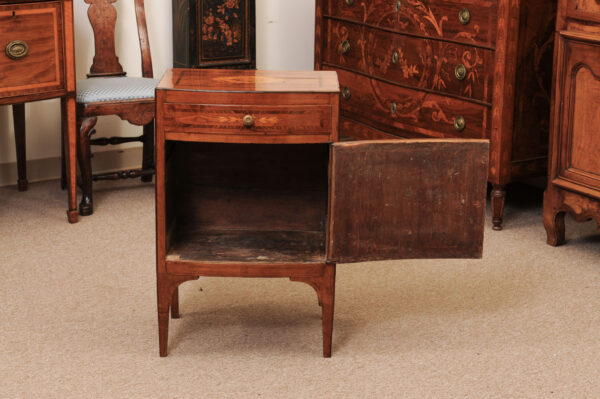 Late 18th Century Italian Venetian Walnut Commodino with Inlay & Bow front - Image 15
