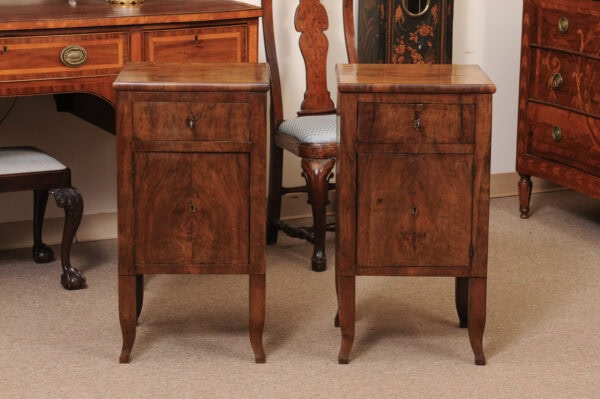 Pair of Late 18th Century Italian Walnut Bedside Commodini with Door & Drawer - Image 14
