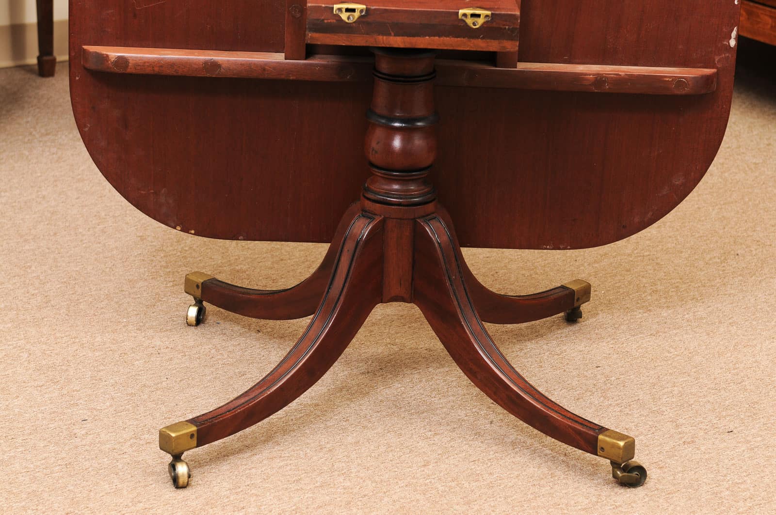 English 19th Century Plum Pudding Mahogany Rectangular Breakfast Table with Ebonized Inlay and Pedestal Base and 4 Splayed Legs on Brass Castor Feet - Image 4