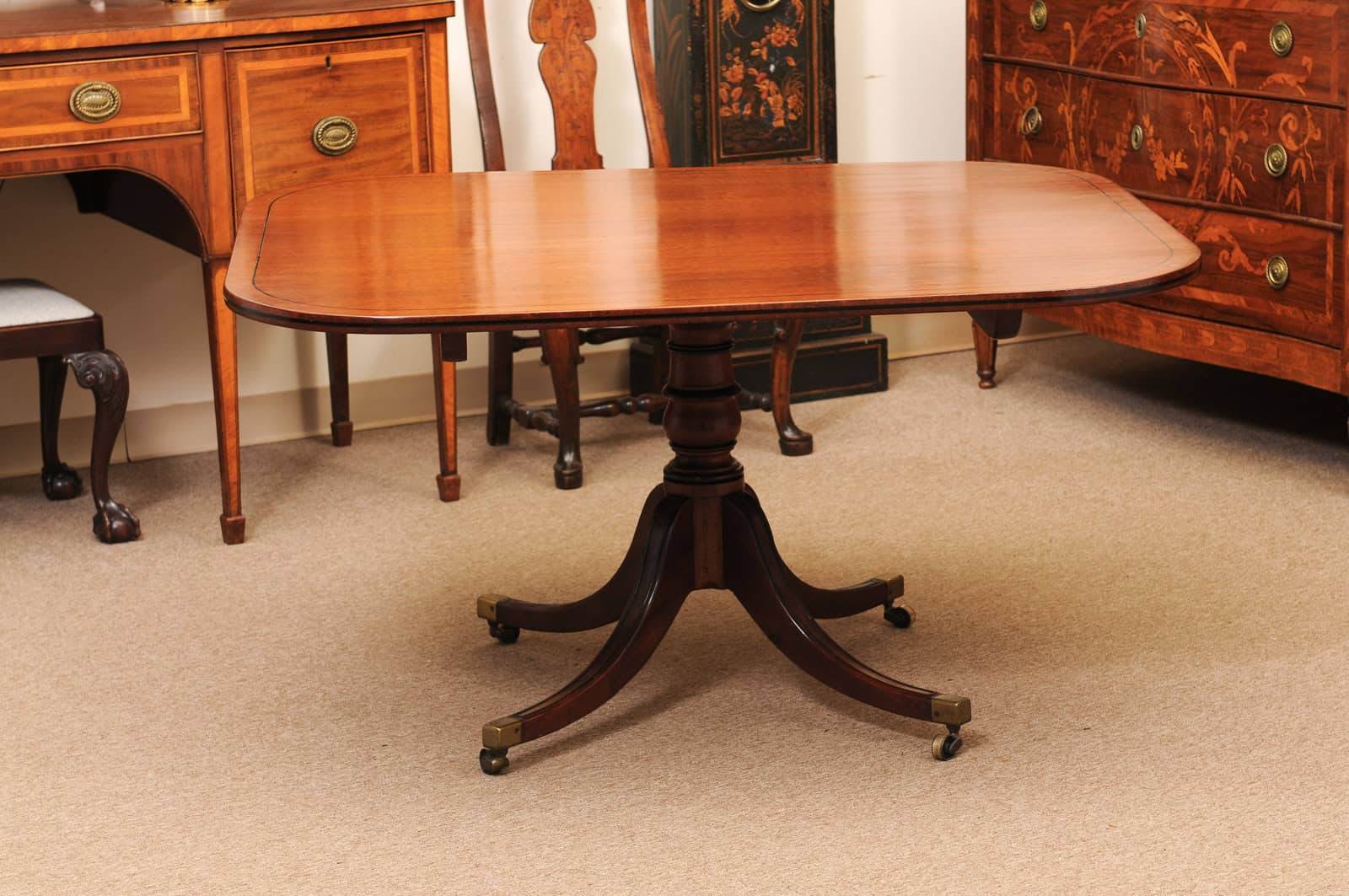 English 19th Century Plum Pudding Mahogany Rectangular Breakfast Table with Ebonized Inlay and Pedestal Base and 4 Splayed Legs on Brass Castor Feet - Image 17