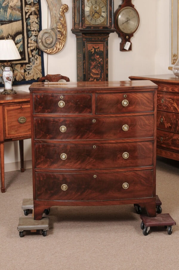 English 19th Century Bowfront Chest in Figured Mahogany with Reeded Edge and 5 Drawers - Image 13