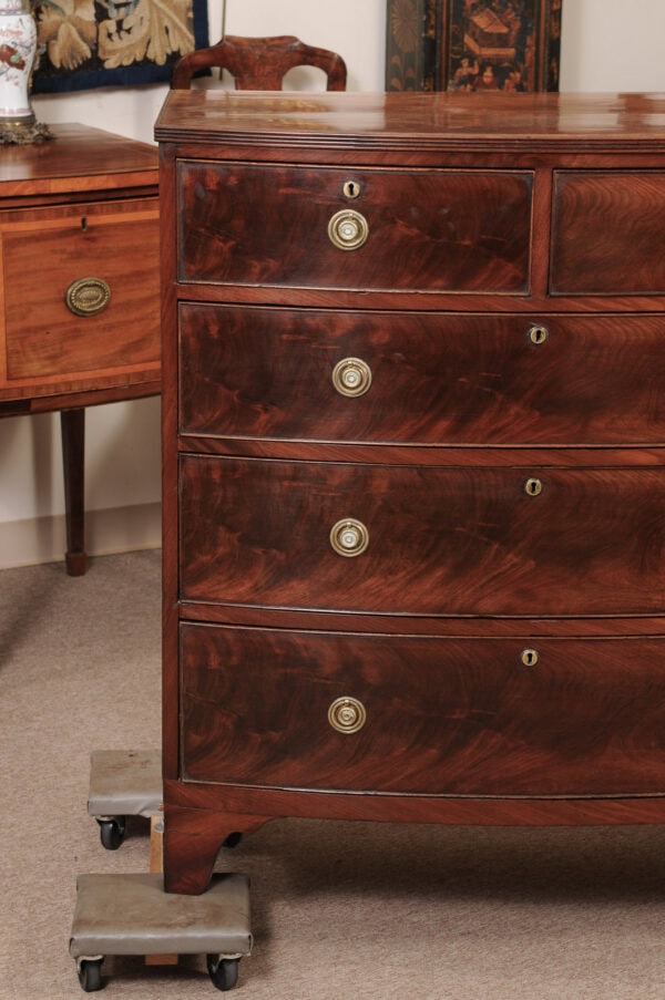 English 19th Century Bowfront Chest in Figured Mahogany with Reeded Edge and 5 Drawers - Image 15